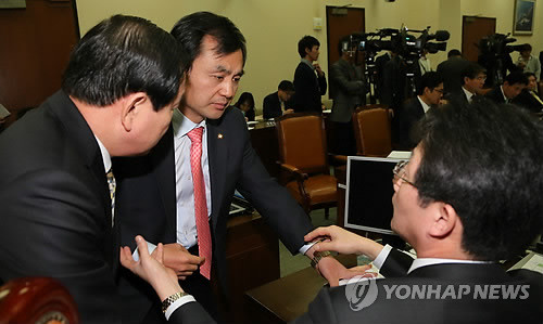 ▲ 김병관 국방장관 내정자를 검증하기 위한 국회 국방위의 인사청문회 실시계획서 채택이 민주통합당의 반대로 불발됐다. 26일 오전 열린 국방위 전체회의에서 유승민 위원장과 새누리당 한기호 간사, 민주통합당 안규백 간사가 회의 진행을 협의하고 있다. ⓒ연합뉴스