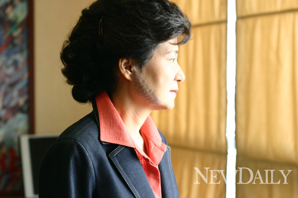 ▲ 박근혜 대통령이 지난 2006년 서울 신촌에서 면도칼 테러를 당한 뒤 연대 세브란스 병원에서 수술을 받은 뒤 모습. ⓒ 뉴데일리