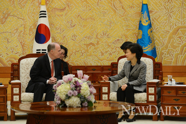 ▲ 박근혜 대통령은 26일 미국 오바마 대통령의 경축사절단장 자격으로 방한한 톰 도닐론 미 안보보좌관을 접견하고 있다. ⓒ 청와대 제공
