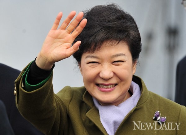 ▲ 2008년 미국산 수입위생조건 고시가 관보에 게재된 날, 미국산 쇠고기 수입 반대 거리시위에 참가한 시위대가 광화문 일대에서 경찰과 대치하고 있다.  ⓒ 연합뉴스