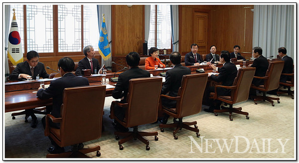 ▲ 박근혜 대통령이 27일 오전 청와대에서 첫 수석비서관 회의를 주재하고 있다. ⓒ 뉴데일리
