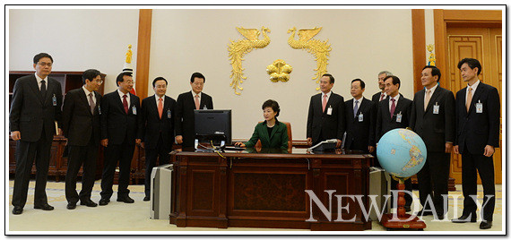 박근혜 대통령이 25일 청와대로 첫 출근해 공식업무를 시작하는 모습. 박 대통령 옆으로 실장과 수석비서관들이 서 있다. ⓒ 뉴데일리