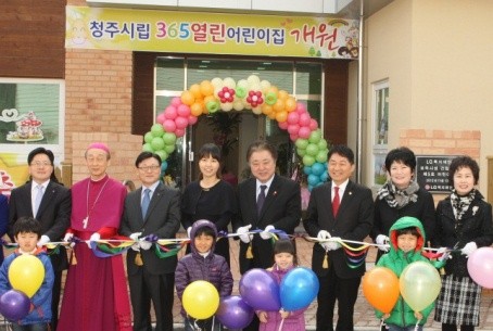 ▲ ⓒ왼쪽부터 김동온 LG화학 상무, 장봉훈 천주교 청주교구장, 정윤석 LG복지재단 전무, 박선진 어린이집 원장, 한범덕 청주시장, 최충진 청주시의회 의원, 서명희 청주시의회 의원, 이윤옥 청주시보육정책위원회 위원장.