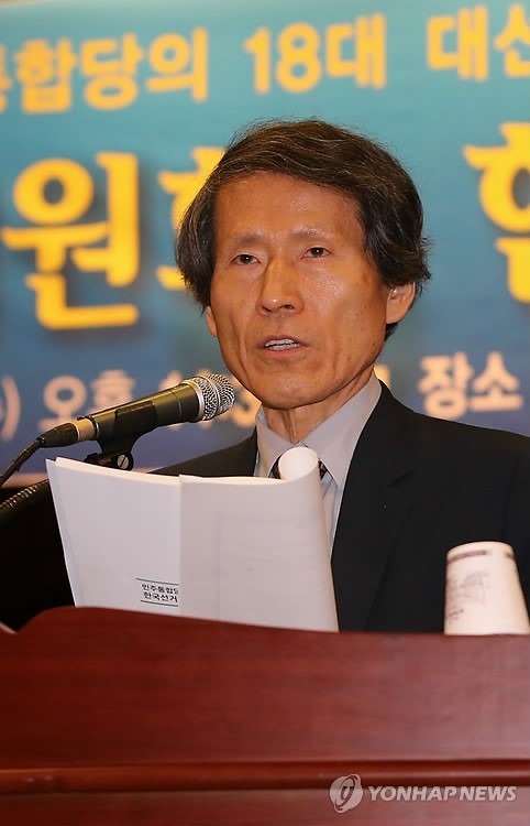 ▲ 민주통합당 한상진 대선평가위원장이 27일 오후 국회 도서관 대강당에서 민주통합당 대선평가위원회와 한국선거학회 공동주최로 열린 '민주통합당의 대선 패배, 100년 정당의 길을 모색한다' 토론회에서 개회사를 하고 있다. ⓒ연합뉴스