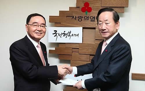 ▲ ⓒ정홍원 국무총리(왼쪽)가 27일 정동 사회복지공동모금회 이동건회장에게 성금을 전달하고 있다