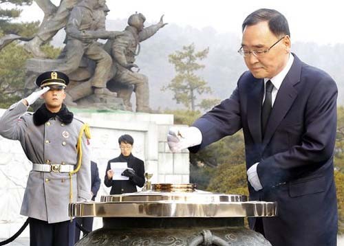 ▲ ⓒ정홍원 국무총리(왼쪽)가 27일 정동 사회복지공동모금회 이동건회장에게 성금을 전달하고 있다