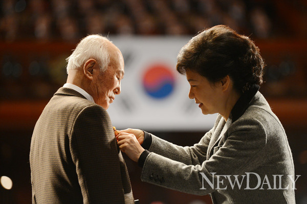 ▲ 박근혜 대통령이 1일 오전 서울 세종문화회관에서 열린 제94주년 3ㆍ1절 기념식에서 기념사를 하고 있다. ⓒ 청와대 제공