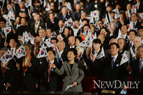 ▲ 박근혜 대통령이 1일 오전 서울 세종문화회관에서 열린 제94주년 3ㆍ1절 기념식에서 기념사를 하고 있다. ⓒ 청와대 제공