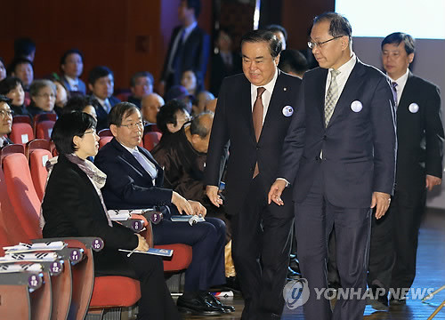 ▲ 새누리당 황우여 대표와 민주통합당 문희상 비상대책위원장이 1일 서울 세종문화회관에서 열린 제94주년 3.1절 기념식에 입장하던 중 '종북논란'의 근원지 통합진보당 이정희 대표를 바라보고 있다. ⓒ연합뉴스