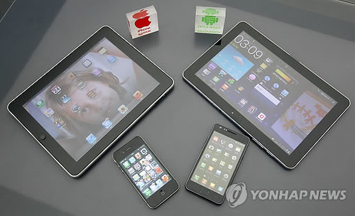 ▲ 애플의 아이패드(왼쪽 위), 아이폰4(왼쪽 아래)와 삼성전자의 갤럭시탭10.1(오른쪽 위), 갤럭시S2(오른쪽 아래)의 모습.ⓒ 연합뉴스