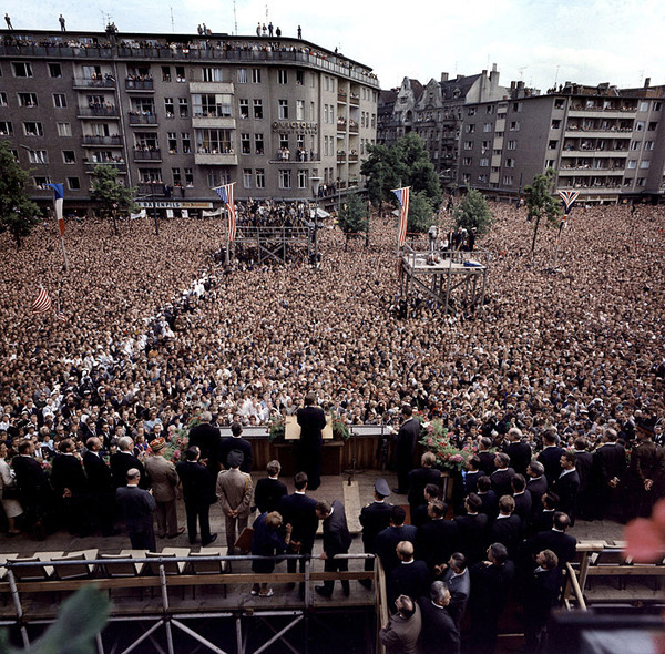 ▲ 케네디 미국 대통령이 베를린 시민을 향해 역사적 연설을 하고 있는 장면.ⓒ