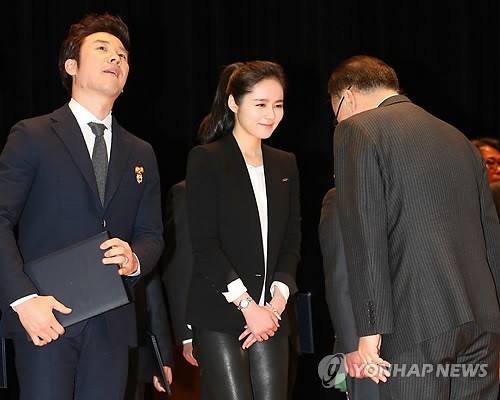 ▲ 탤런트 한가인(오른쪽부터), 엄태웅이 4일 오전 서울 강남구 삼성동 코엑스에서 열린 제47회 납세자의 날 기념식에서 박재완 기획재정부 장관으로부터 '모범납세자' 대통령표창을 받고 있다. 2013.3.4 ⓒ 연합뉴스