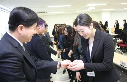 ▲ ⓒ배지를 나눠주고 있는 양희천 사장.