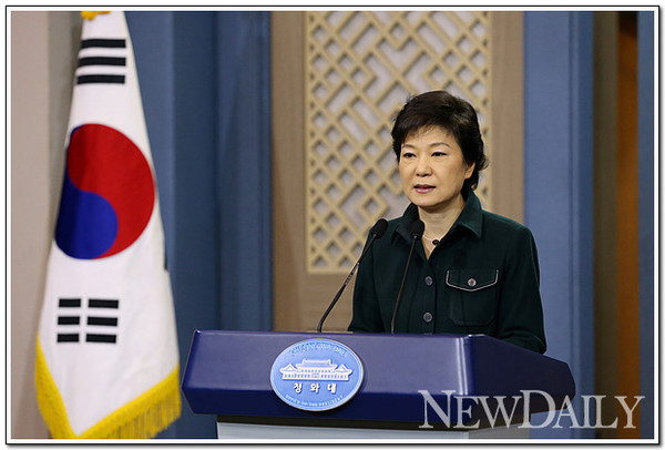 ▲ 박근혜 대통령이 4일 청와대 춘추관에서 대국민담화를 발표하고 있다. ⓒ 뉴데일리