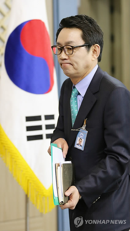 ▲ 윤창중 청와대 대변인이 4일 청와대 춘추관에서 미래창조과학부 김종훈 장관 내정자의 내정자직 사퇴와 관련, 청와대의 유감과 우려 입장을 밝힌 뒤 굳은 표정으로 연단에서 내려오고 있다. ⓒ 연합뉴스