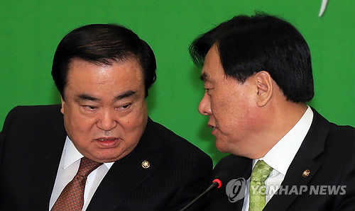 ▲ 민주통합당 문희상 비상대책위원장(왼쪽)과 박기춘 원내대표가 4일 국회 당대표실에서 열린 비상대책위원회 회의에서 귀엣말을 나누는 모습. ⓒ연합뉴스