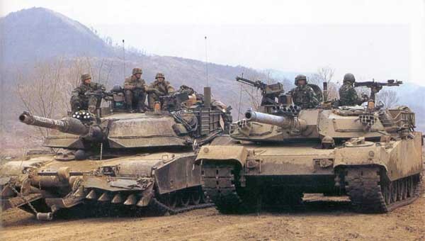 미군 M1A2 전차와 한국군 K1A1 전차. K1A1 전차도 독일 MTU 파워팩을 쓴다.