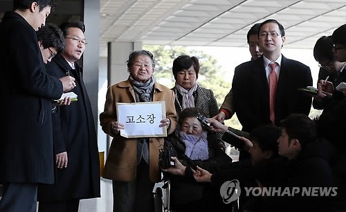 ▲ 일본군 위안부 피해자인 박옥선 할머니(왼쪽)가 자신들을 매춘부라고 모독한 일본 록밴드를 고소하기 위해 4일 오후 서울중앙지검으로 들어서고 있다. 오른쪽은 김순옥 할머니.ⓒ 연합뉴스