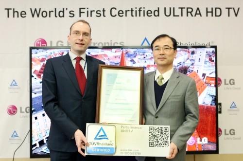 ▲ ⓒ왼쪽부터 TUV 라인란드 한국 지사장 카스텐 리네만, LG전자 TV연구소장 박상희 상무.