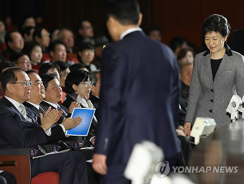 ▲ (서울=연합뉴스) 박근혜 대통령이 1일 서울 세종문화회관에서 열린 제94주년 3.1절 기념식에서 기념사를 마친 뒤 새누리당 황우여 대표, 민주통합당 문희상 비상대책위원장 등의 박수를 받으며 자리로 향하고 있다.