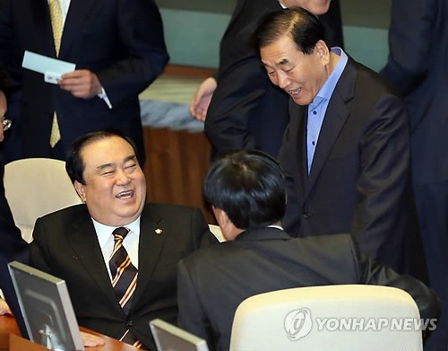 ▲ 문희상 민주통합당 비대위원장과 이재오 새누리당 의원이 5일 서울 여의도 국회에서 열린 제313회 국회(임시회) 제6차 본회의에서 기쁜 표정으로 대화를 나누고 있다. ⓒ연합뉴스