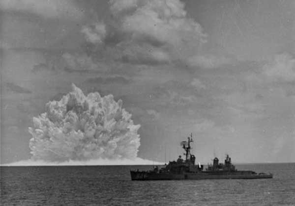 ▲ 미군의 대잠 미사일 애스록(ASROC). 사진과 같이 초기에는 핵탄두를 장착해 사용했다. 현재 미군이 사용하는 애스록은 Mk.54 어뢰에 추진로켓을 결합, 수직발사기(VLS)로 발사한다.