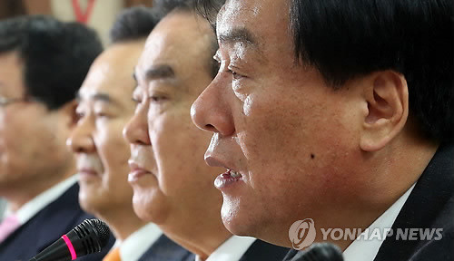 ▲ 박기춘 민주통합당 원내대표가 6일 서울 영등포 당사에서 열린 비상대책위원회에서 정부조직법 협상을 위해선 MBC 김재철 사장이 사퇴해야 한다고 요구하고 있다. ⓒ연합뉴스