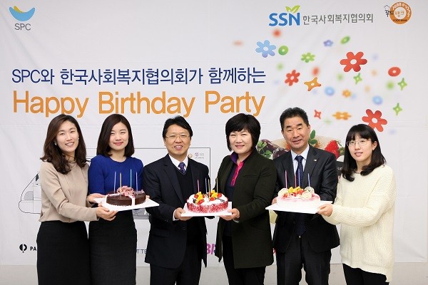 ▲ SPC그룹과 한국사회복지협의회가 3월 5일 농어촌지역 아이들의 생일파티를 지원하는 ‘SPC 해피버스데이 파티 프로젝트’협약식을 체결했다. (가운데에서 왼쪽 SPC해피봉사단 백승훈 부장, 가운데에서 오른쪽 한국사회복지협의회 모옥희 부장)