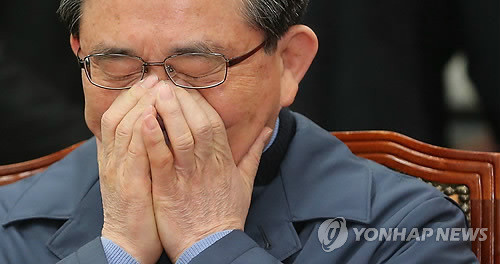 ▲ 이한구 새누리당 원내대표가 7일 오전 국회에서 열린 최고위원회의에서 피곤한듯 얼굴을 만지고 있다. ⓒ연합뉴스