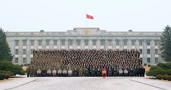 ▲ 북한 노동신문이 28일 전한 핵실험 관계자들과 찍은 사진