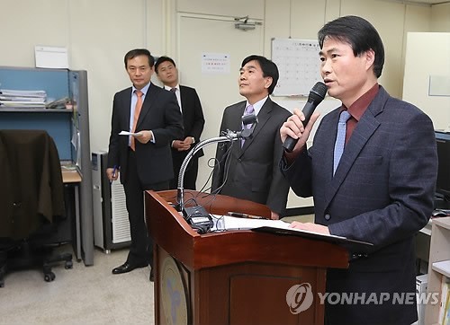 ▲ 조승현(오른쪽) 서울시교육청 감사관이 7일 시교육청 기자실에서 영훈학원과 소속 학교에 대한 감사 실시 계획을 밝히고 있다.ⓒ 연합뉴스