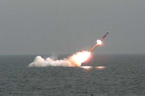 ▲ 지난 2월 14일 국방부가 공개한 '해성-3' 잠대지 순항미사일의 발사장면. 핫런처 방식으로 어뢰발사관을 통해 쏜다.