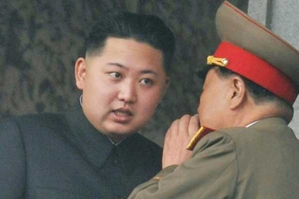 ▲ 김영철로 추정되는 인물과 이야기 중인 김정은.