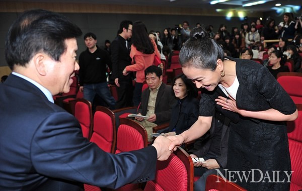 ▲ 인사하는 박병석의원과 배우 조민수 ⓒ 정상윤