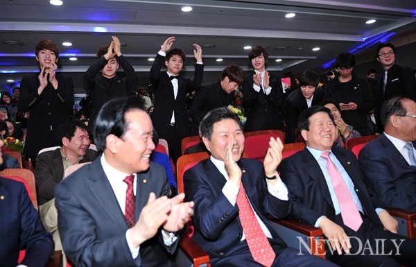 ▲ 올해의 대중음악상 수상한 인피니트 ⓒ 정상윤