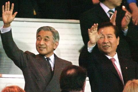 ▲ 제2차 연평해전 다음날 일본으로 도망가 천황과 함께 웃고 박수치며 월드컵 결승전을 본 DJ