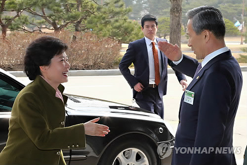 ▲ 박근혜 대통령이 9일 2013 장교 합동임관식을 위해 계룡대를 방문, 김관진 국방부장관으로부터 거수경례를 받고 있다. ⓒ 연합뉴스