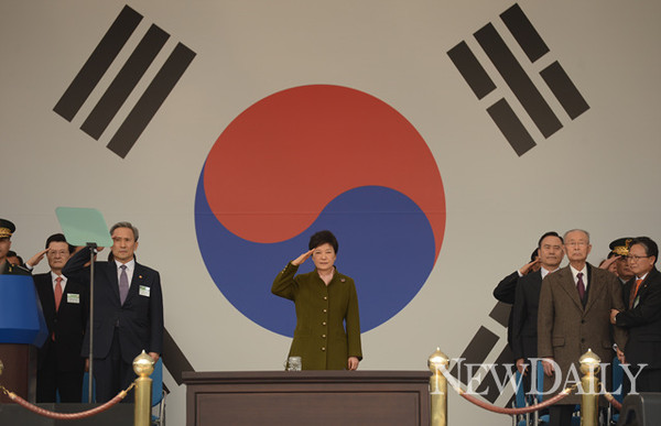 ▲ 박근혜 대통령이 9일 2013 국군장교합동 임관식에 참석해 거수경례를 하고 있다. ⓒ 뉴데일리