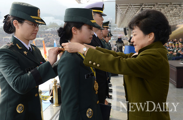 ▲ 박근혜 대통령이 9일 2013 국군장교합동 임관식에 참석했다. ⓒ 뉴데일리