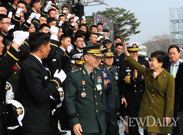 ▲ 박근혜 대통령이 9일 2013 국군장교합동 임관식에 참석했다. ⓒ 뉴데일리