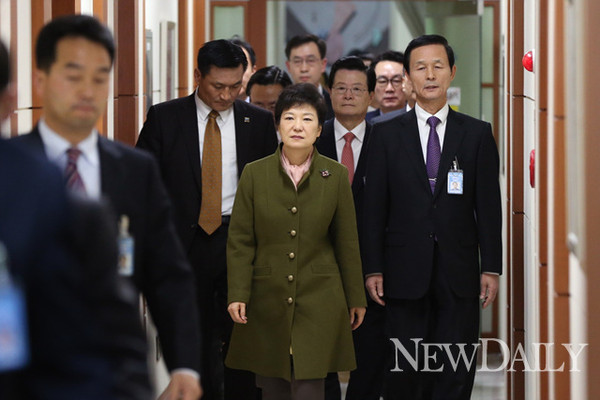 ▲ 박근혜 대통령은 8일 북한의 도발 위협이 연일 계속되는 데 대해 “북한의 동향을 예의주시하면서 북한의 어떠한 도발행위도 즉각 무력화 할 수 있는 한미연합태세를 갖춰주길 바란다”고 말했다. ⓒ 뉴데일리(청와대 제공)