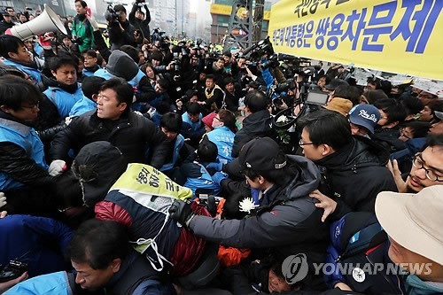 ▲ 쌍용차 범국민대책위 관계자들이 8일 오전 서울 덕수궁 대한문 앞 쌍용자동차 해고근로자 농성장 철거를 시도하는 서울 중구청 직원들을 막고 있다.ⓒ 연합뉴스