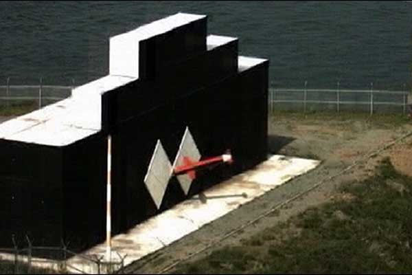 ▲ 우리 군의 순항미사일인 '현무-3C'가 목표에 명중하는 모습.