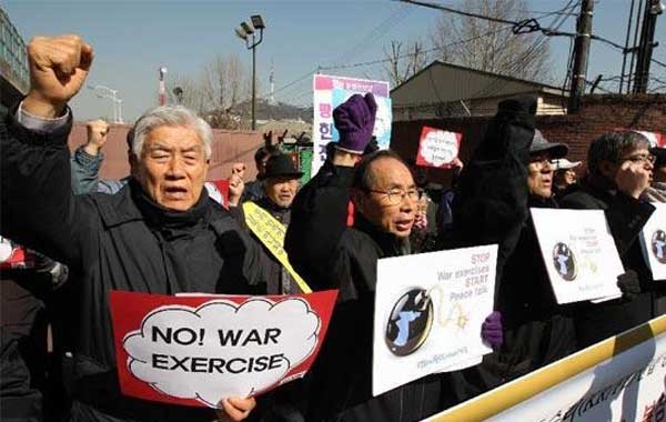 ▲ 키 리졸브/독수리 연습에 반대하며 시위하는 사람들. 북한의 주장을 그대로 답습하고 있다.
