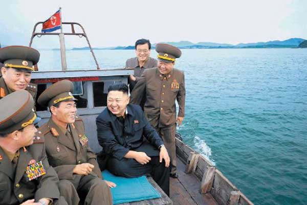 ▲ 북한군 해군경비정에 탄 김정은과 그 패거리들. 만약 김정은 패거리가 한미 양국에게 '핵장난'을 친다면 이런 배를 타고 피난가야 할 상황이 생길 것이다.