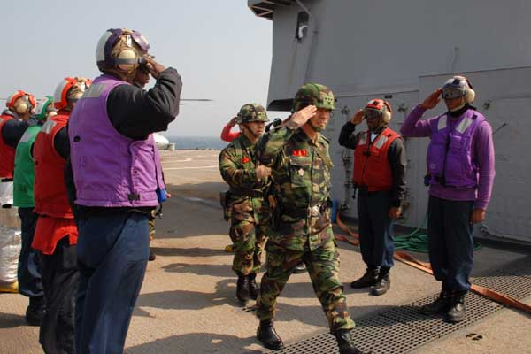 ▲ 한미연합훈련 중 美7함대 기함 블루릿지호에 올라 경례를 받는 이홍희 前해병대 사령관.