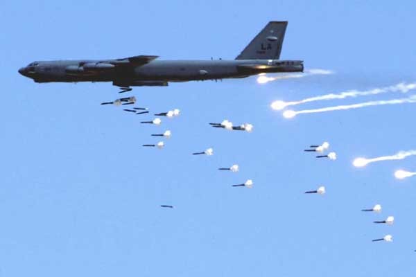 ▲ "아직 100발 남았다.."이번 키 리졸브/독수리 연습에 참가하는 B-52H 전략폭격기의 폭격 장면.