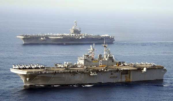 ▲ 항공모함과 나란히 항진하는 해병대용 강습상륙함. 중형 항모 크기다.