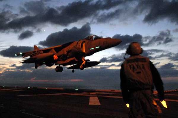 ▲ 미해병대의 수직 이착륙 전투기 AV-8B. 미해병은 최근 영국군이 내놓은 AV-8B 전투기 48대를 웃돈 주고 사기도 했다.