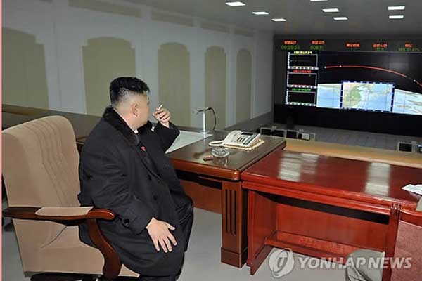 ▲ 2012년 12월 12일 장거리 미사일 발사상황을 지켜보는 김정은[사진; 연합뉴스]